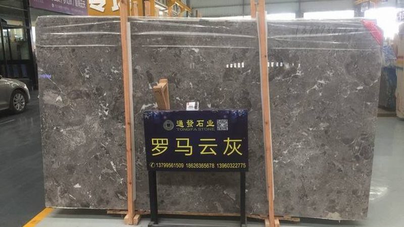 在选购花岗岩餐桌时，应注意以下几点：